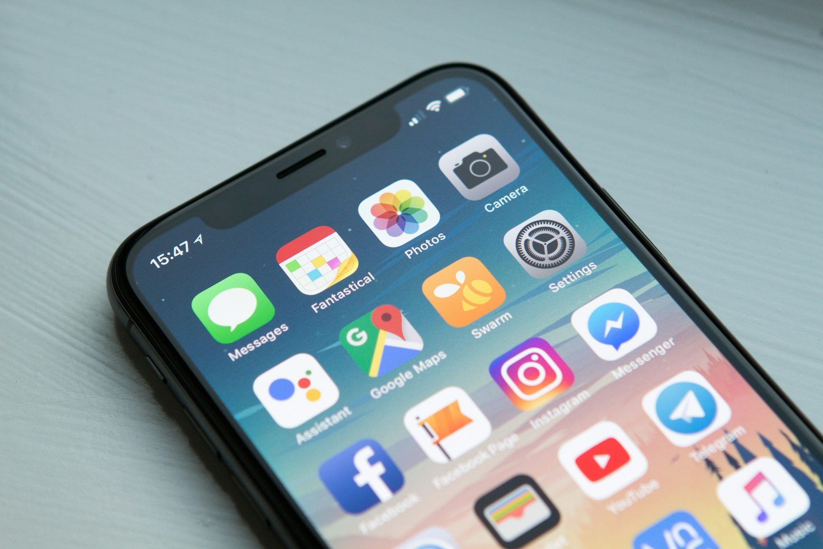 Pemilik toko menggunakan aplikasi kasir NusaApp di smartphone