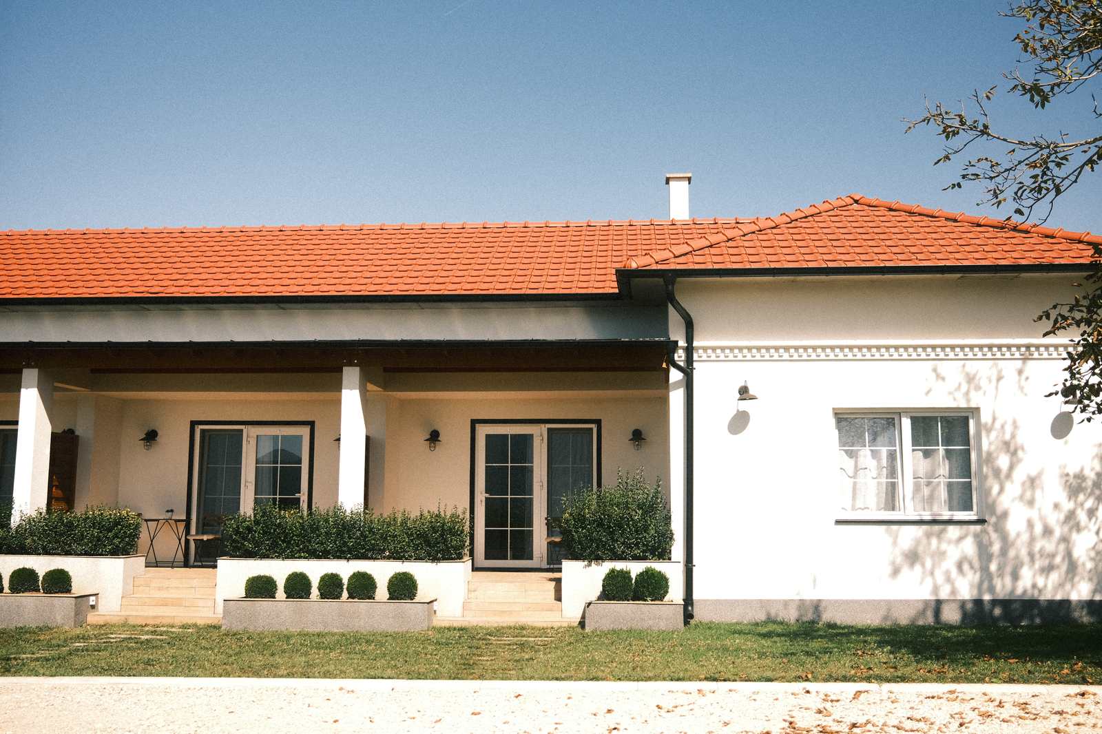 Rumah modern di kawasan hunian