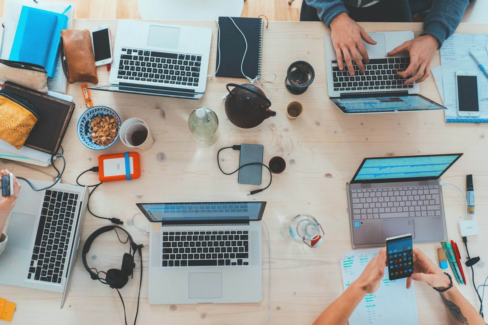 Tim bekerja bersama menggunakan Karsa di laptop