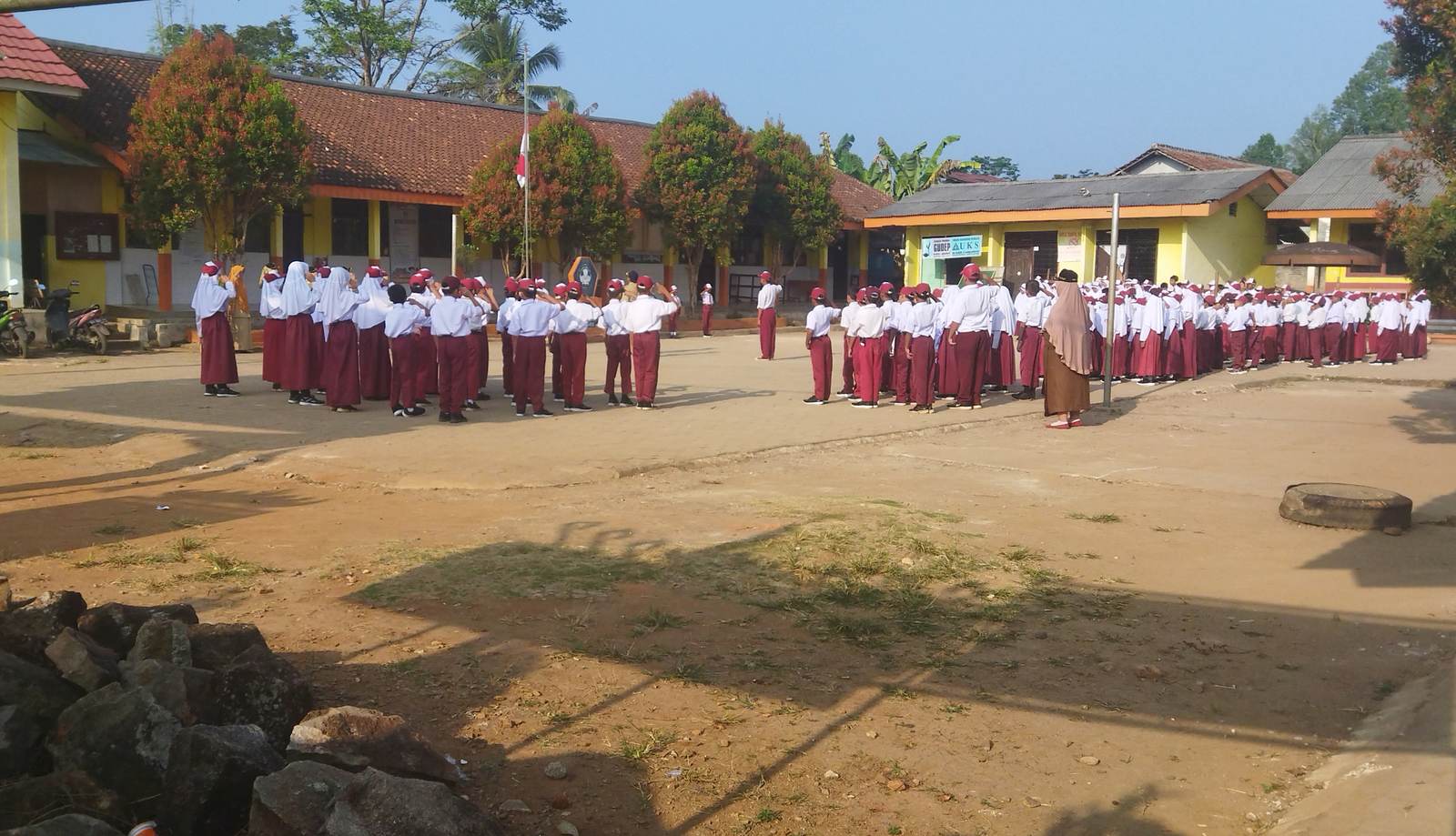Upacara bendera Senin pagi